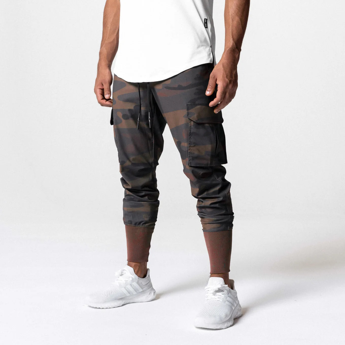 Men's cargo style sports pants in camouflage pattern, perfect for training and activewear.