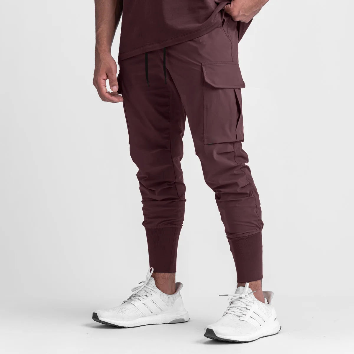 Men's cargo style sports pants in maroon, perfect for training with elastic fit and pockets.